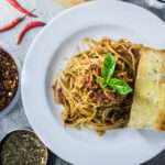 Pasta mit Schinken und Champignons und Hackfleischsoße